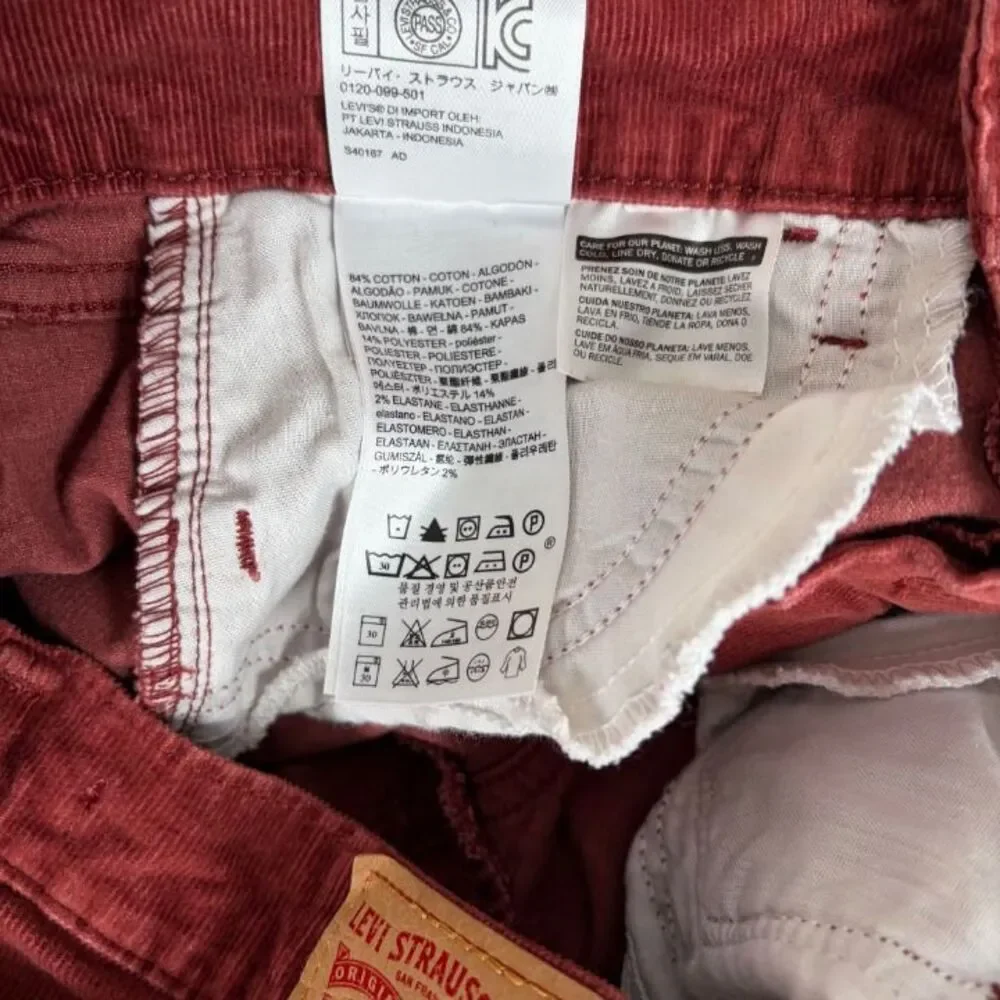 Levis soft red